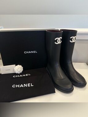 Chanel REV Black & White Caoutchouc CC Logo Rubber Rain Boots 42